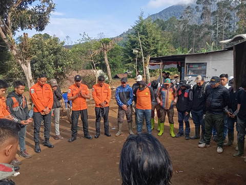 Tim SAR gabungan melakukan pencarian seorang ayah dan anak yang hilang di Gunung Bukittunggul Lembang. Foto: Basarnas Bandung
