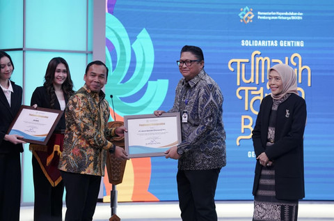 Menteri Kependudukan dan Pembangunan Keluarga (Mendukbangga)/Kepala BKKBN Wihaji (ketiga dari kiri) saat menyerahkan penghargaan kepada Corporate Secretary Bank Mandiri M. Ashidiq Iswara (kedua dari kanan) di Jakarta, Rabu (15/10). Foto: Dok. Bank Mandiri