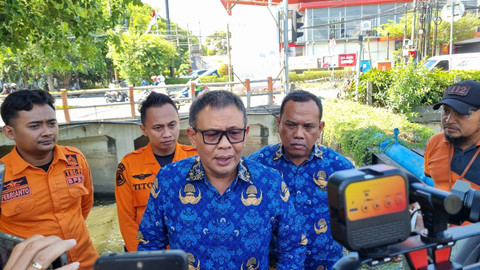Kepala BPBD Surabaya, Irvan Widyanto, meninjau lokasi semburan air disertai gelembung di Kali Gununganyar, Jalan Rungkut Madya, Kecamatan Rungkut, Surabaya, Jumat (17/10/2025). Foto: Farusma Okta Verdian/kumparan