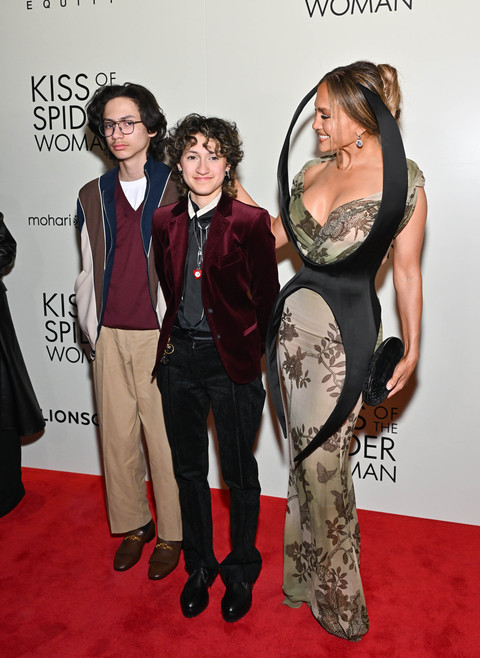 Jennifer Lopez, kanan, berpose bersama anak-anaknya Max Muniz, kiri, dan Emme Muniz menghadiri pemutaran khusus film "Kiss of the Spider Woman" di The Shed pada Senin (6/10/2025). Foto: Evan Agostini/Invision via AP
