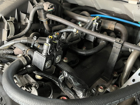 Komponen injector untuk menembakkan BBG ke ruang bakar melalui intake manifold. Foto: Syahrul Ghiffari/kumparan
