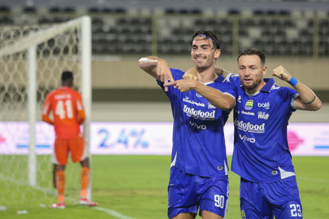 Pesepak bola Persib Bandung Andrew Patric Jung (kiri) bersama Marc Anthony Klok (kanan) melakukan selebrasi seusai berhasil mencetak gol gawang PSBS Biak saat BRI Super League di Stadion Maguwoharjo, Sleman, D.I Yogyakarta, Jumat (17/10/2025). Foto: Andreas Fitri Atmoko/ANTARA FOTO