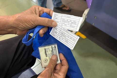 Patient Experience Officer menuliskan jadwal konsultasi Nurcholis sebagai pengingat di RSUD Cengkareng, Jakarta, Sabtu (18/10). Dok.  Foto: Amira Nada Fauziyyah/kumparan