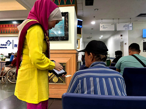 Patient Experience Officer membantu pasien di RSUD Cengkareng, Jakarta, Sabtu (18/10/2025).  Foto: Amira Nada Fauziyyah/kumparan