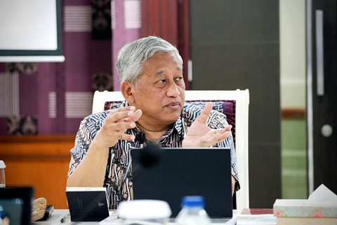 Prof. M Nuh dalam rapat menekankan pentingnya pengendalian Sekolah Rakyat berbasis pembelajaran dan penguatan tata kelola. Foto: Bayu Aprianto/Biro Humas Kemensos