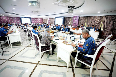 Prof. M Nuh dalam rapat menekankan pentingnya pengendalian Sekolah Rakyat berbasis pembelajaran dan penguatan tata kelola. Foto: Bayu Aprianto/Biro Humas Kemensos