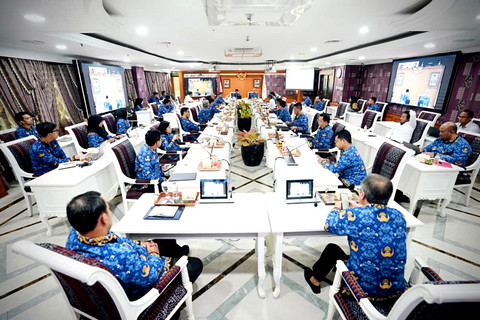 Prof. M Nuh dalam rapat menekankan pentingnya pengendalian Sekolah Rakyat berbasis pembelajaran dan penguatan tata kelola. Foto: Bayu Aprianto/Biro Humas Kemensos