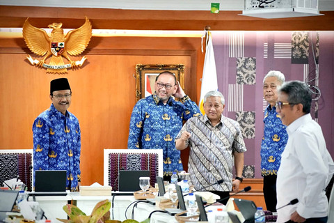 Prof. M Nuh (ketiga kiri) dalam rapat menekankan pentingnya pengendalian Sekolah Rakyat berbasis pembelajaran dan penguatan tata kelola. Foto: Bayu Aprianto/Biro Humas Kemensos