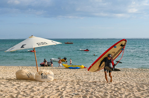 Sejumlah wisatawan asing menikmati suasana pantai Kuta, KEK Mandalika di Desa Kuta, Kecamatan Pujut, Lombok Tengah, NTB, Kamis (16/10/2025).  Foto: Ahmad Subaidi/ANTARA FOTO