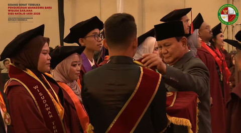 Presiden Prabowo Subianto memberikan penghargaan kepada mahasiswa baru dan wisudawan terbaik Universitas Kebangsaan Republik Indonesia (UKRI) di Bandung, Jawa Barat pada Sabtu (18/10/2025).  Foto: YouTube/UKRI TV