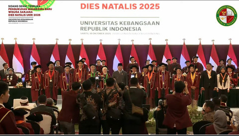 Presiden Prabowo Subianto memberikan penghargaan kepada mahasiswa baru dan wisudawan terbaik Universitas Kebangsaan Republik Indonesia (UKRI) di Bandung, Jawa Barat pada Sabtu (18/10/2025).  Foto: YouTube/UKRI TV