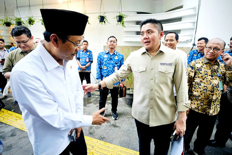 Menteri Sosial Saifullah Yusuf (kiri) mengumumkan penyaluran tambahan Bantuan Langsung Tunai Sementara (BLTS) sebesar Rp300.000 per bulan bagi keluarga penerima manfaat (KPM) siap dilaksanakan pada bulan ini. Foto: Dok. Kemensos