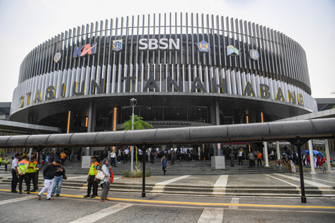 Warga berjalan di Stasiun Tanah Abang Baru, Jakarta, Jumat (17/10/2025).  Foto: Muhammad Adimaja/ANTARA FOTO