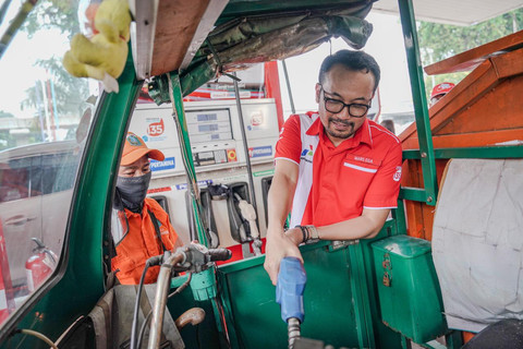 Direktur Utama Pertamina Patra Niaga, Mars Ega Legowo Putra (kanan) saat mengisi BBM untuk petugas Kebersihan DKI Jakarta di SPBU 31.12802 MT Haryono, Jakarta pada Jumat (17/10). Foto: Dok. Pertamina