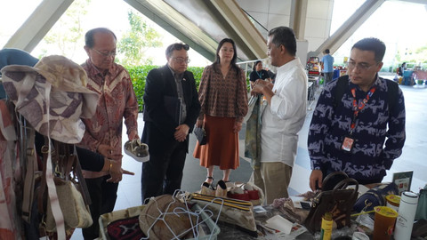 Bryan D.E. Tilaar, CIC., President Director PT Martina Berto, TBK, (jas hitam, dua dari kiri) mewakili Martha Tilaar Group sedang mengkurasi UMKM.