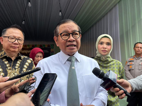 Gubernur Jakarta Pramono Anung di kawasan Jalan Pramuka, Jakarta Timur pada Sabtu (18/10).  Foto: Abid Raihan/kumparan