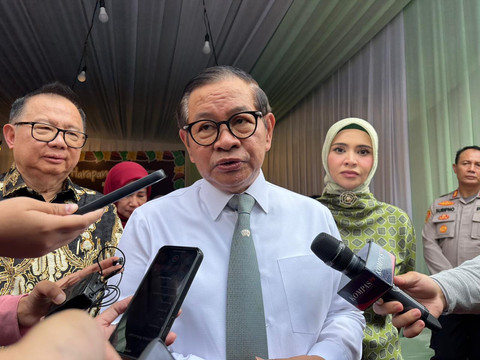 Gubernur Jakarta Pramono Anung di kawasan Jalan Pramuka, Jakarta Timur pada Sabtu (18/10).  Foto: Abid Raihan/kumparan
