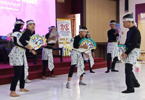 Anak-anak down syndrome sedang menari jaranan. Foto: Masruroh/Basra