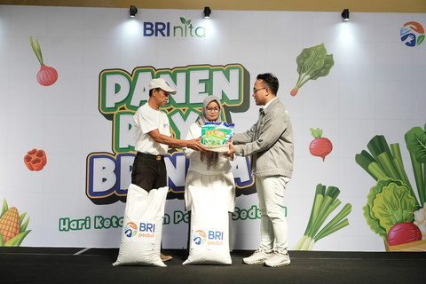 BRI Peduli menyalurkan bantuan bibit tanaman urban farming untuk Kelompok Wanita (KWT) Buruan Sae Pajajarah Hegar, Bandung. Foto: Dok. BRI
