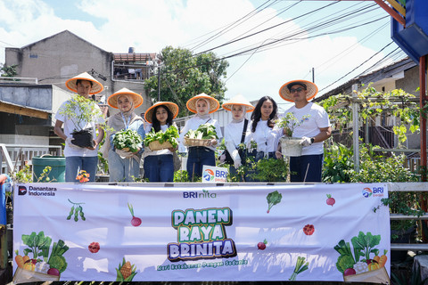 BRI Peduli menggelar kegiatan Panen Raya BRInita bersama Kelompok Wanita (KWT) Buruan Sae Pajajarah Hegar di Kebun Agro Wisata Kampung Berkebun Pajajaran, Bandung dalam memperingati Hari Pangan Sedunia. Foto: Dok. BRI
