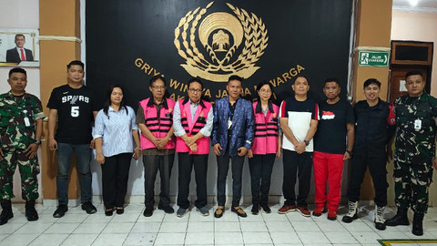 Eks Rektor Unsrat Manado, EJK alias Ellen (perempuan gunakan rompi) dan dua tersangka lainnya saat diserahkan ke Rutan Klas IIA Malendeng.
