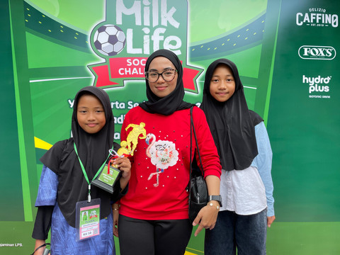 Ova dan Arviliana Azalea (kiri) dari MIN 2 Sleman di MilkLife Soccer Challenge Yogyakarta series 1 2025/26. Foto: Antika Fahira/kumparan