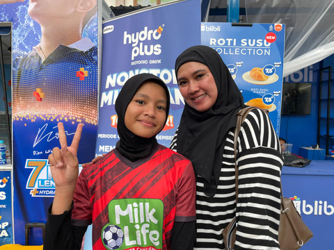 Gigi dan Agatha Gia Adiba dari SD Al-Azhar 38 Bantul di MilkLife Soccer Challenge Yogyakarta series 1 2025/26. Foto: Antika Fahira/kumparan