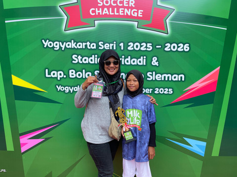 Anita dan Naura Aghnia dari MIN di MilkLife Soccer Challenge Yogyakarta series 1 2025/26. Foto: Antika Fahira/kumparan