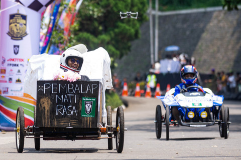 Peserta tertawa saat tiba di garis finis seusai mengikuti balapan Lomba Kereta Peti Sabun 2025 di kawasan Sasana Budaya Ganesha ITB, Bandung, Jawa Barat, Sabtu (18/10/2025). Foto: Novrian Arbi/ANTARA FOTO