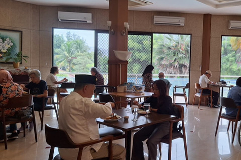 Ruang makan di RUKUN Senior Living. Foto: Aurelia Lucretie/kumparan