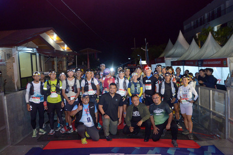Gubernur Sumut Bobby Nasution melepas para peserta lomba lari lintas alam Trail of the Kings Lake Toba by UTMB di Marianna resort and convention Tuktuk Siadong Kabupaten Samosir, Sabtu (18/10/2025) dinihari. Foto: Dok. Istimewa