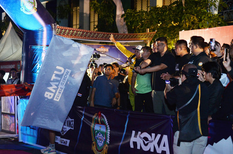 Gubernur Sumut Bobby Nasution melepas para peserta lomba lari lintas alam Trail of the Kings Lake Toba by UTMB di Marianna resort and convention Tuktuk Siadong Kabupaten Samosir, Sabtu (18/10/2025) dinihari. Foto: Dok. Istimewa