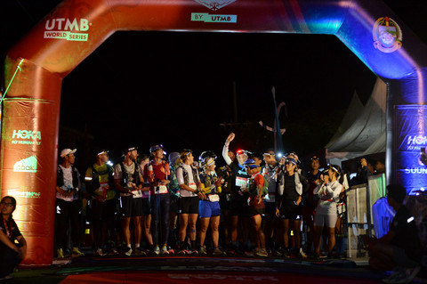 Gubernur Sumut Bobby Nasution melepas para peserta lomba lari lintas alam Trail of the Kings Lake Toba by UTMB di Marianna resort and convention Tuktuk Siadong Kabupaten Samosir, Sabtu (18/10/2025) dinihari. Foto: Dok. Istimewa