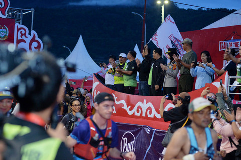 Gubernur Sumut Bobby Nasution melepas para peserta lomba lari lintas alam Trail of the Kings Lake Toba by UTMB di Marianna resort and convention Tuktuk Siadong Kabupaten Samosir, Sabtu (18/10/2025) dinihari. Foto: Dok. Istimewa