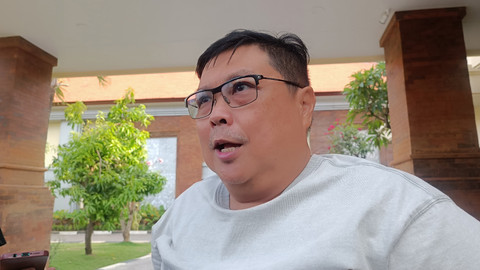 Lukas Triana Putra melaporkan kasus kematian anaknya, mahasiswa Universitas Udayana berinisial T (22) ke Polresta Denpasar, Bali, pada Sabtu (18/10/2025). Foto: Denita BR Matondang/kumparan