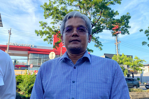General Manager Sales and Operation Region III PGN, Hedi Hedianto saat di lokasi semburan air di Kali Gununganyar, Jalan Rungkut Madya, Kecamatan Rungkut, Surabaya, Sabtu (18/10/2025). Foto: Dok. Istimewa