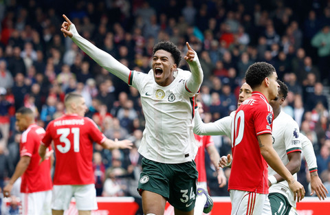 Josh Acheampong dari Chelsea merayakan gol pertamanya pada pertandingan Liga Inggris antara Nottingham Forest vs Chelsea di The City Ground, Nottingham, Inggris, Sabtu (18/10/2025). Foto: Peter Cziborra/REUTERS