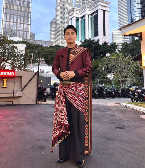 Putra Tarigas mengenakan kain tenun kebat Dayak dari Kabupaten Sintang, Kalbar. Foto: Dok. Instagram @putra_tarigas