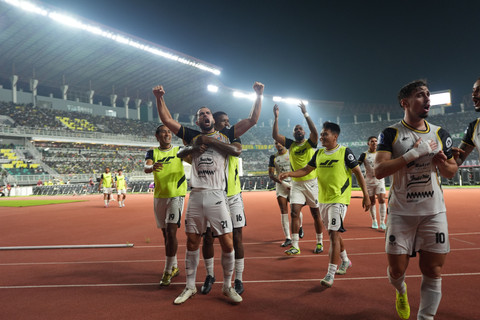 Selebrasi pemain Persija saat melawan Persebaya dalam laga lanjutan Super League 2025/26 di Stadion GBT, Surabaya, pada Sabtu (18/10/2025). Foto: Persija Jakarta