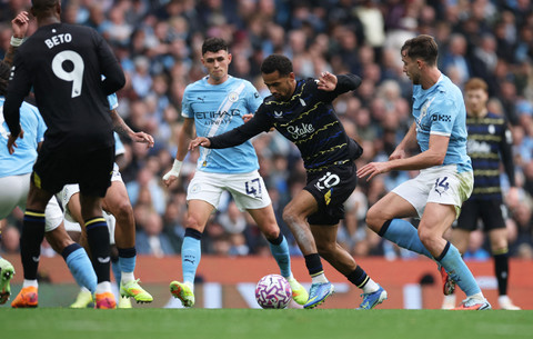 Iliman Ndiaye dari Everton beraksi bersama Nico Gonzalez dan Phil Foden dari Manchester City pada pertandingan Liga Inggris antara Manchester City vs Everton di Stadion Etihad, Manchester, Inggris, Sabtu (18/10/2025). Foto: Phil Noble/REUTERS