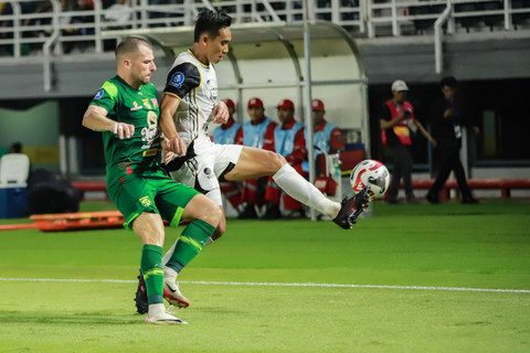 Pesepak bola Persebaya Surabaya Mihailo Perovic (kiri) berebut bola dengan pesepak bola Persija Jakarta Rizky Ridho (kanan) pada pertandingan BRI Super League di Stadion Gelora Bung Tomo, Surabaya, Jawa Timur, Sabtu (18/10/2025). Foto: Rizal Hanafi/ANTARA FOTO