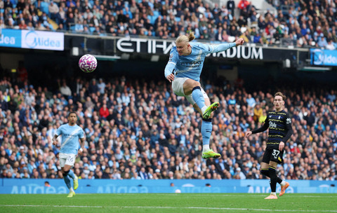 Erling Haaland dari Manchester City mencetak gol pertamanya pada pertandingan Liga Inggris antara Manchester City vs Everton di Stadion Etihad, Manchester, Inggris, Sabtu (18/10/2025). Foto: Phil Noble/REUTERS