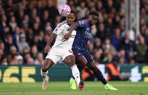 Bukayo Saka dari Arsenal beraksi bersama Ryan Sessegnon dari Fulham pada pertandingan Liga Inggris antara Fulham vs Arsenal di Craven Cottage, London, Inggris, Sabtu (18/10/2025). Foto: David Klein/REUTERS