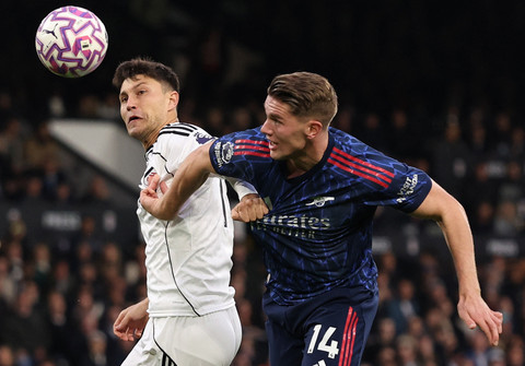 Viktor Gyokeres dari Arsenal beraksi bersama Jorge Cuenca dari Fulham pada pertandingan Liga Inggris antara Fulham vs Arsenal di Craven Cottage, London, Inggris, Sabtu (18/10/2025). Foto: David Klein/REUTERS