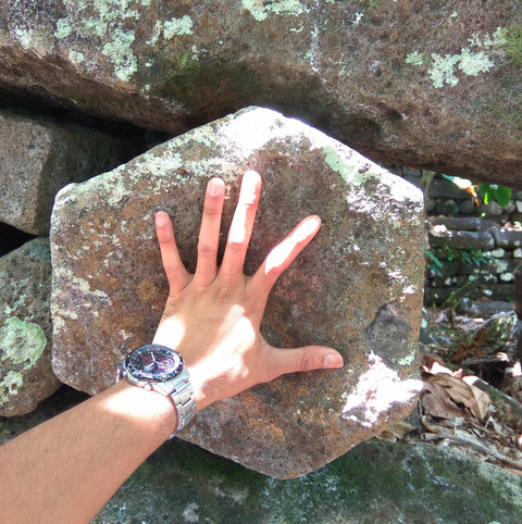 Ukuran batu hexagonal di Nan Madol (dok. pribadi)