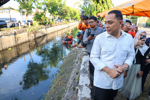 Wali kota Surabaya Eri Cahyadi saat meninjau lokasi munculnya semburan gas. Foto: Diskominfo Surabaya 