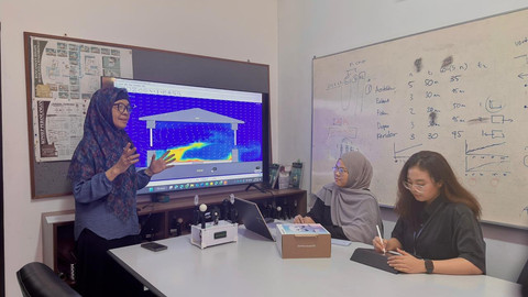 Prof Dr Dipl Ing Sri Nastiti Nugrahani Ekasiwi MT (berdiri) menjelaskan simulasi pola aliran udara dalam ruang pada mata kuliah Penghawaan Bangunan. Foto: Humas ITS