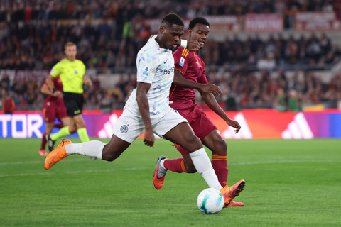 Pemain Inter Milan Ange-Yoan Bonny mencetak gol ke gawang AS Roma pada pertandingan Liga Italia di Stadio Olimpico, Roma, Italia, Sabtu (18/10/2025). Foto: Claudia Greco/REUTERS