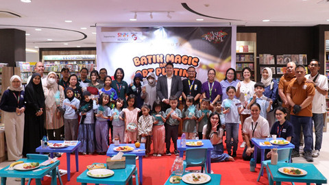 Foto bersama di kegiatan Batik Magic dan Art Plating yang digelar Hotel Aryaduta Manado bekerja sama dengan Sekolah Murid Merdeka Manado.
