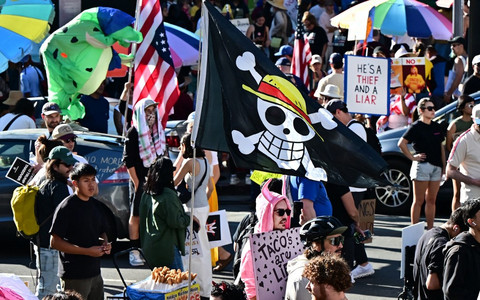 Masyarakat turun ke jalan, memprotes kebijakan Trump dalam sebuah unjuk rasa yang disebut 'No Kings', Sabtu (18/10) Foto: Frederic J. Brown/AFP